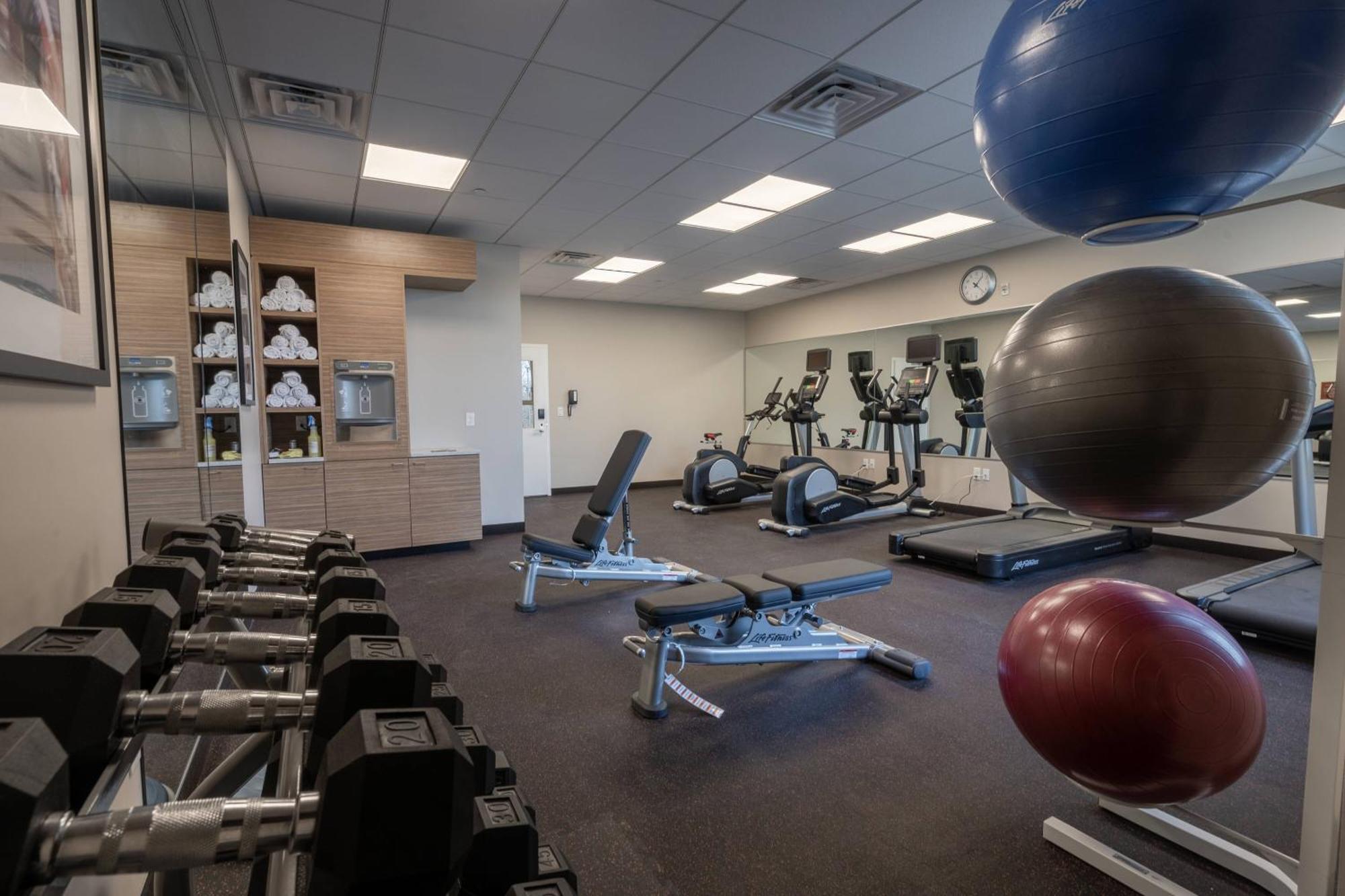 Towneplace Suites By Marriott Clinton Bagian luar foto